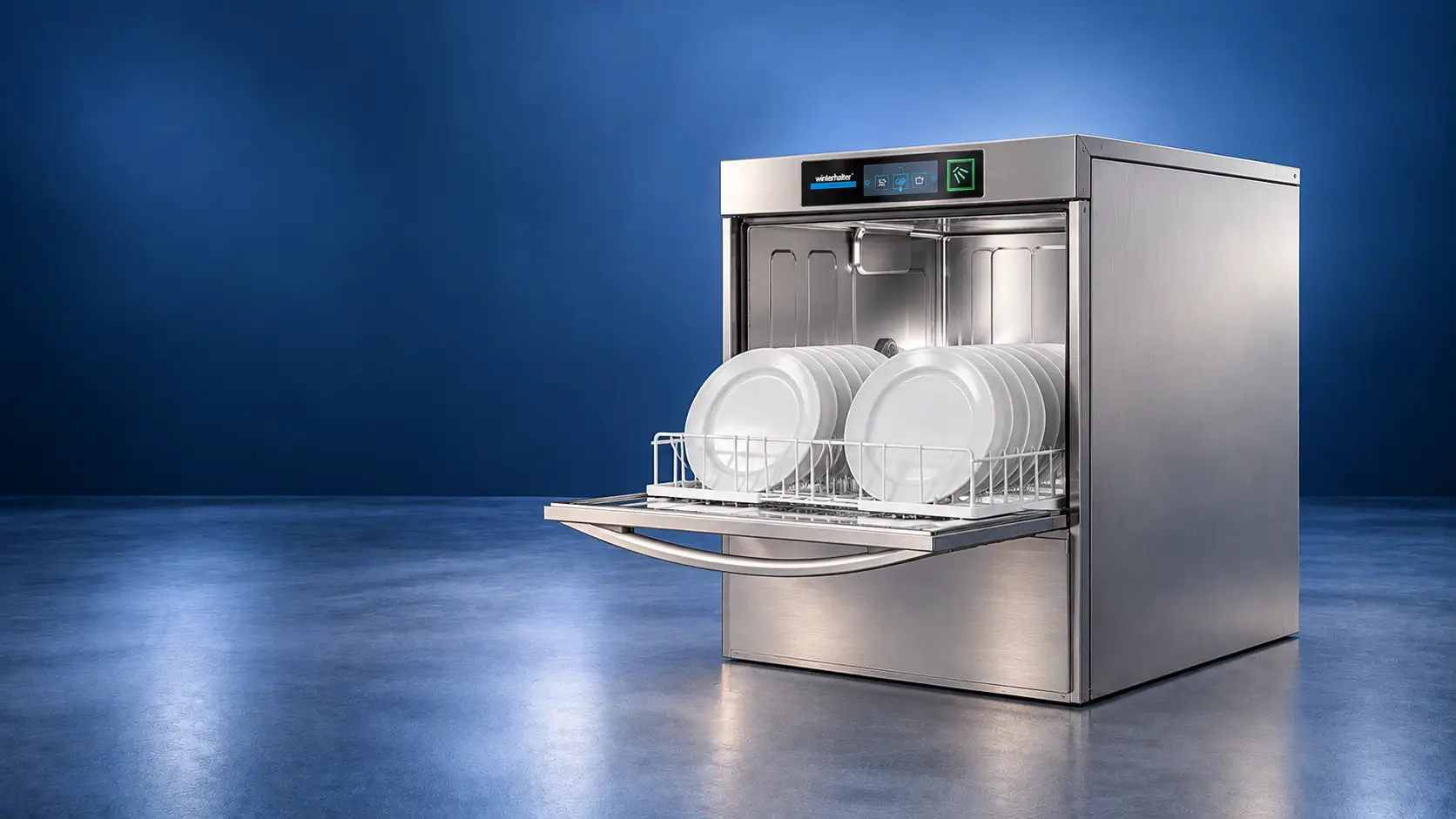 Industriespülmaschine mieten – Winterhalter UC-L mit geöffneter Tür und Tellern im Spülkorb