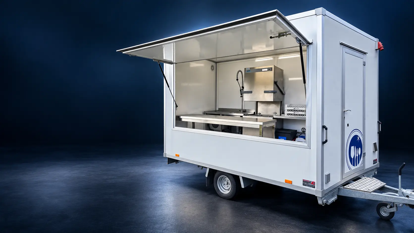Spülmobil & Spülmaschine mieten – geöffnetes Spülmobil mit Winterhalter-Technik