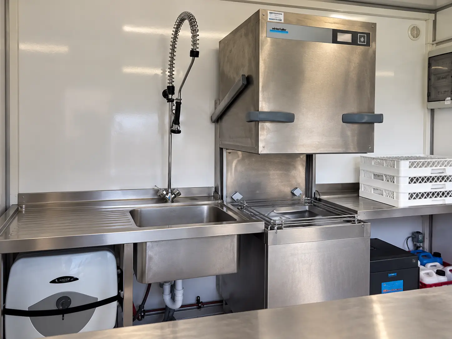 Spülmobil & Spülmaschine mieten – geöffnetes Spülmobil mit Winterhalter-Technik